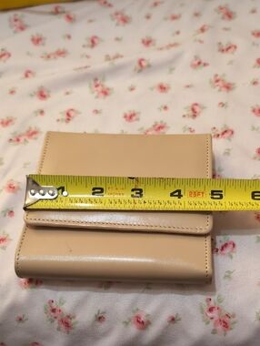 Vintage Gary's Compact Beige Trifold Wallet for Women - Smooth Neutral Finish